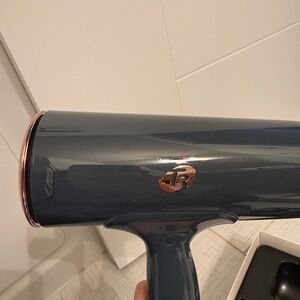 T3 Cura hair dryer